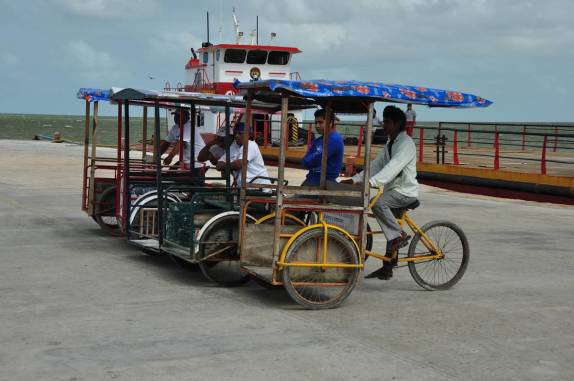 Em Chiquila, taxistas em seus triciclos aguardam os turistas que retornam da ilha de Holbox, no norte do Yucatán, no México